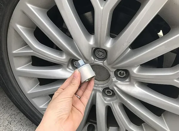 ⁦1PCS for Audi A1 A5 A3 A4L A6L A7 Q3 Q5 A8 TT R8 tire anti-theft screw disassembly tool key sleeve⁩ - الصورة ⁦4⁩