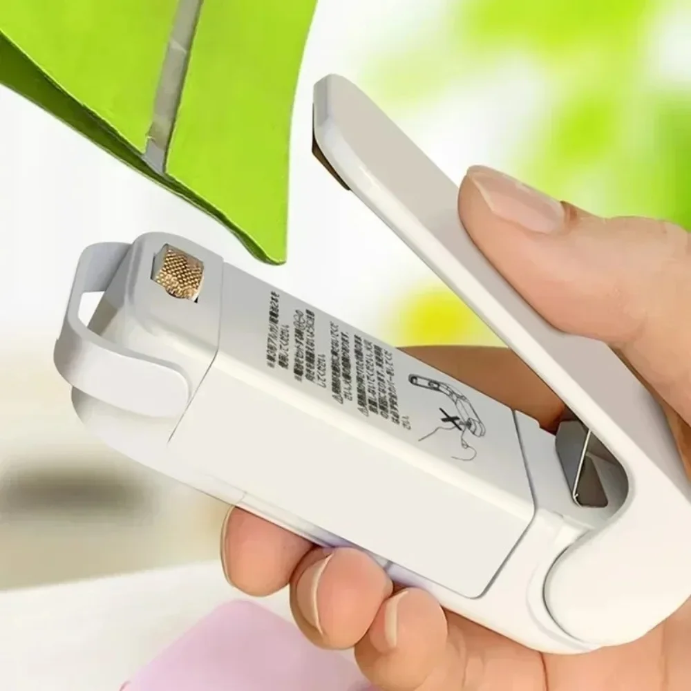 Mini Bag Seal Machine Snack Bag Clip Kitchen Handheld Food Sealer Easy-To-Use Portable Sealer Packaging Plastic Food Bag Closure - الصورة 4