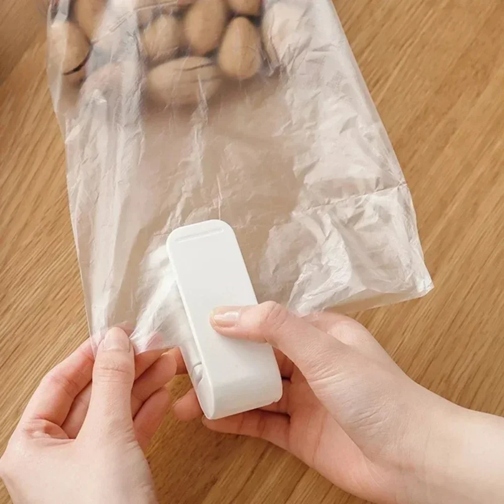 Mini Bag Seal Machine Snack Bag Clip Kitchen Handheld Food Sealer Easy-To-Use Portable Sealer Packaging Plastic Food Bag Closure - الصورة 2