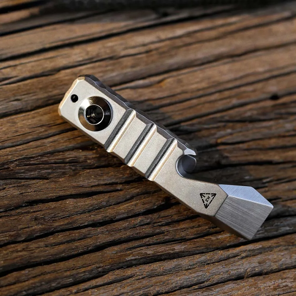 1PC Multi-function Titanium Alloy Crowbar Too Bottle Opener/Wrench/Screwdriver/ Outdoor EDC Keyring Accessory - الصورة 3