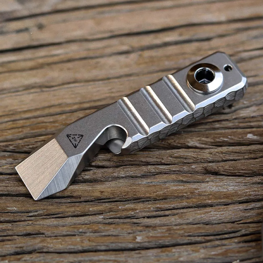 1PC Multi-function Titanium Alloy Crowbar Too Bottle Opener/Wrench/Screwdriver/ Outdoor EDC Keyring Accessory - الصورة 5