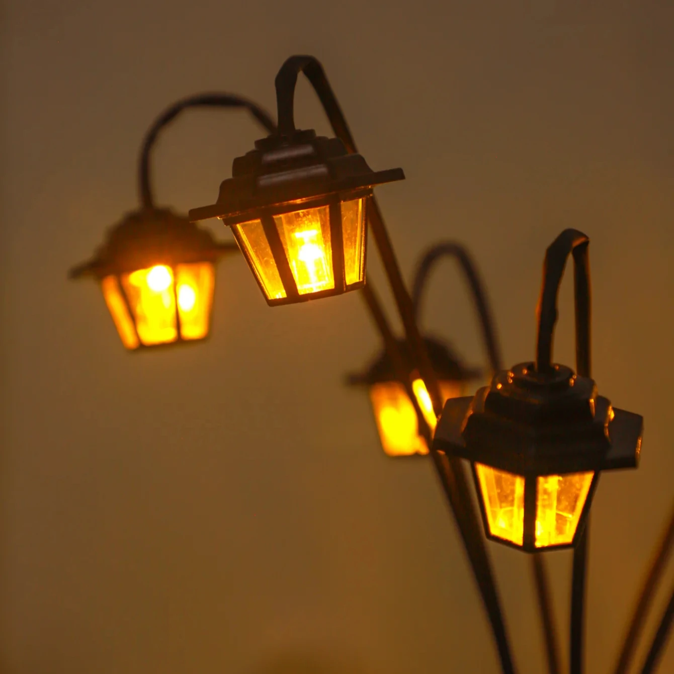 1pc Retro Lantern Decorative Light Solar-powered 6LED Retro Street Lamp Shaped Decorative Light Suitable for Garden Courtyard - الصورة 3