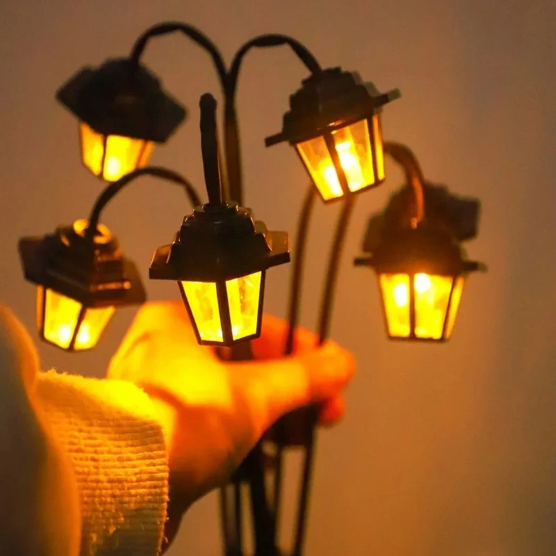 1pc Retro Lantern Decorative Light Solar-powered 6LED Retro Street Lamp Shaped Decorative Light Suitable for Garden Courtyard