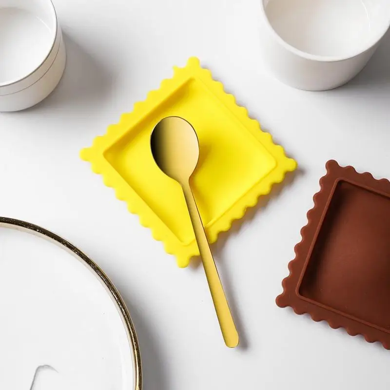 1pc Biscuit Designed Cartoon Spoon Rest Heat Insulating Pad Pot Lid Shelf Anti Scald for Kitchen Dining Table - الصورة 3