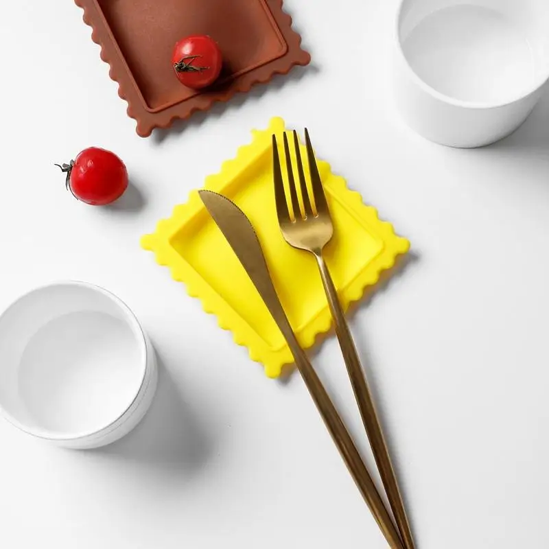 1pc Biscuit Designed Cartoon Spoon Rest Heat Insulating Pad Pot Lid Shelf Anti Scald for Kitchen Dining Table - الصورة 5